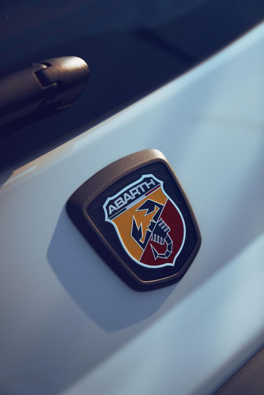Логотип Abarth 595 Competizione Dubai Autodrome Official Vehicle (312) 2019 года  (фото 15 из 17)